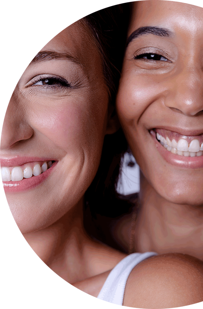 Visage de deux femmes souriantes